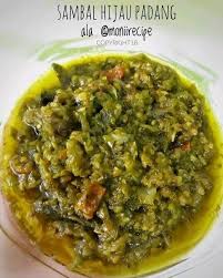Rebus cabe hijau, tomat hijau yang sudah dipotong jadi dua, bawang merah, dan bawang putih. Resepi Sambal Hijau Padang