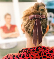 Learn how to make pretty hair bows to accent many hairstyles. 7 Cool And Cute Ways To Wear A Velvet Hair Bow Trend