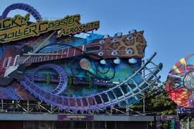 Une fillette est très enjouée car elle se rendra à touches, astuces, cheat du jeu parc d'attractions disneyland : Europa Park Vs Disneyland Dossier Loisirs Ch