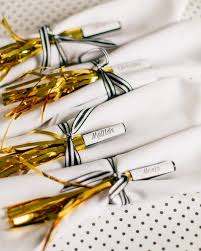 Ce pliage de serviette de table convient à un mariage mais aussi pour un anniversaire, pour pâques, pour une communion, pour halloween, pour la saint valentin, le repas. Pliage Serviette Nouvel An Facile 50 Idees Testees Et Approuvees