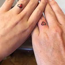 50 Coole Ehering Tattoos Die Ihre Unsterbliche Liebe Zum Ausdruck Bringen Ecstasycoffee 50 Coole Ehering Tattoos Ehering Tattoos Ringfinger Tattoo Ehering