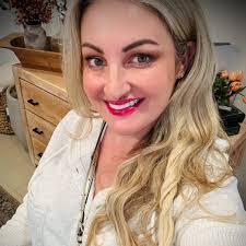 Lora George's Instagram, Twitter & Facebook