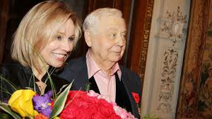 Марина зудина родилась 3 сентября 1965 года в москве в семье журналиста вячеслава васильевича зудина и учительницы музыки ирины зудиной.детские годы прошли в районе станции метро «преображенская площадь». Marina Zudina Rasskazala Kak Ot Nee Otvernulis Druzya Posle Smerti Tabakova Russkaya Telenedelya