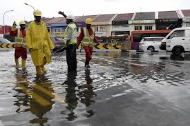Emergency responders from the singapore civil defence force, or scdf, had to evacuate motorists stuck in flood water at the traffic junction between tampines avenue 10 and pasir ris drive 12 at 7:40am today, they told reporters. Preventing Managing Floods Together Latest Views News The New Paper