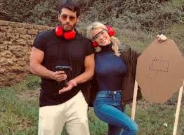 Can yaman'ın bir süredir beraber olduğu hatta evlenme teklifi ettiği i̇talyan spiker diletta leotta ile iş insanı milyarder ryan friedkin'in dudak dudağa öpüşürken yakalanmış. Diletta Leotta Addio Can Yaman Spunta Il Bacio Con Ryan Friedkin