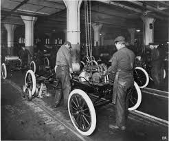 Assembly Line Of The Ford T Model 1913 Ford Models Henry Ford Assembly Line