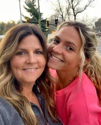 Kelly Crowell's Instagram, Twitter & Facebook