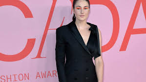 Though, she is 1.73 m tall, she weighs about she has also earned from her awards and nominations in different categories. Shailene Woodley Quickly Moved With Aaron Rodgers Celebrities Pennsylvania News Today