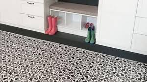 Ama amme hizmeti olsun diye, işin başında duranlardan bilgi edindim;) öncelikle duvarlara harç benzeri bir şey sürüldü ve üzerine fayanslar. Fayansa Stencil Nasil Yapilir En Iyi Modelleri Ve Teknigi Uygulama Sirri