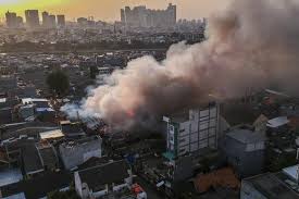 Kebakaran landa permukiman di tanah abang, asap membumbung tinggi. B240ivjuq Zrrm