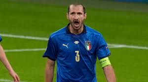 Nachdem er zu beginn seiner karriere als linksverteidiger gespielt hatte, schulte er früh zum innenverteidiger um. I Want To Lift Some More Trophies Chiellini Set To Re Sign For Juve As Italy Star Confirms Imminent Return To Turin Goal Com