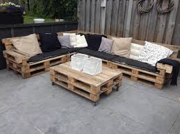 Le canapé en palette fait des émules et remplace le canapé en tissu. Concevez Vos Meubles Exterieurs En Bois De Palette Multi Luminaire