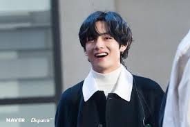 Bts, kpop, jin hakkında daha fazla fikir görün. Bts V Cutely Sings In Front Of Tv In His Stayathomechallenge Video