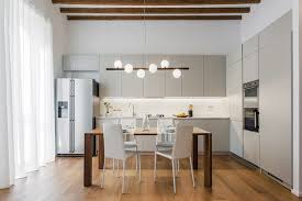 Infatti molti di questi angoli cottura che condividono lo stesso spazio del soggiorno in una casa piccola hanno un bancone o una penisola che separa le due zone, in perfetto stile moderno ed europeo. Soggiorno Con Cucina A Vista Idee Per Arredare Arredamenti E Mobili Brianza Arienti Arreda