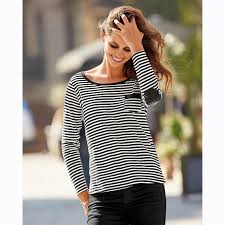 Un imprimé rayé avec une inscription texte sur la poitrine. Tee Shirt Manches Longues Rayures Coudieres Femme Raye Ecru 3 Suisses