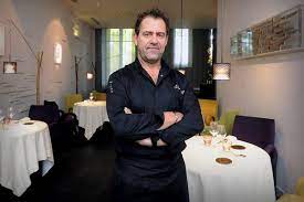 Pour cette saison 2021 de top chef, ce sont les mêmes jurés que l'année passée qui sont de retour pour coacher les candidats : 36lfajkltlbnpm