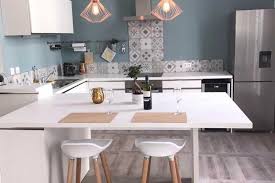 Grande Cuisine Total Look Blanc Bien Mise En Valeur Par Une Peinture Bleue Une Credence Graphique Et U Cuisine Equipee Moderne Cuisine Socooc Cuisine Equipee