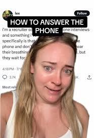 La obligación de saludar al contestar el teléfono