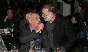 Δημήτρης μητροπάνος σε μια στοίβα καλαμιές. Roza H Apisteyth Istoria Toy Tragoydioy Toy Mikroytsikoy Star Gr