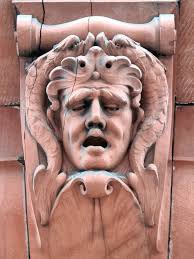 أحب هذا الرأس المنحوت على غرفة ميركانتيل 1897 في شارع باثويل في وسط جلاسجو،  وخاصة تسريحة الشعر المريب! جلاسجو #mercantilechambers #glasgowbuildings  #sculpture