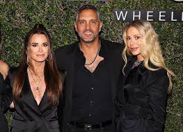 Kyle Richards Says Dorit Kemsley Brought Up Mauricio Umansky Issues on  Camera Before She Was 'Ready'