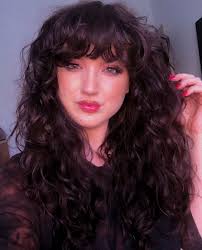 Frangia riccia e per estensione, capelli ricci con frangia, il trend 80/90 tornato alla grande nel 2020. Capelli Ricci Con Frangia Tanti Look A Cui Ispirarsi Capellistyle