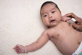 Medico De Verificacion Fiebre Mano Recien Nacido Medir La Temperatura De Un Bebe Fotos Retratos Imagenes Y Fotografia De Archivo Libres De Derecho Image 67076937