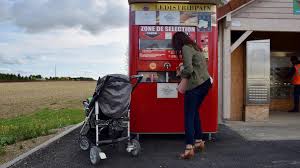 Le distributeur de pain situé entre la mairie et l'église est à nouveau en service après quelques mois de panne suite à un acte de vandalisme (câble électrique sectionné). Les Distributeurs Automatiques Poussent Dans La Campagne Chalonnaise
