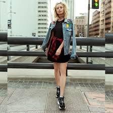 Aja Dang Is Channeling The 90s In Skechers D Lites Diamond Anniversary Collection Check Out Her Latest Video For Inspo Http Fashion Outfits Invierno Outfits