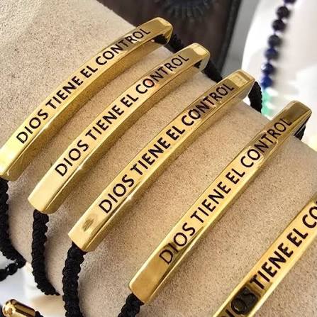 Lleva contigo un mensaje de Fe ✨🙏🏻 Manilla en acero inoxidable y baño de  oro 18k / broche ajustable corredizo ✨ “Dios tiene el control” ✝️ La Paz no  viene de tener