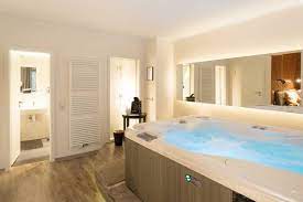Wellness double room harmonie deluxe wellnesshotel huttenhof. Romantische Auszeit In Einem Hotelzimmer Mit Whirlpool