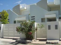 Gallipoli, affitto appartamento panoramico da 2 a 8 persone anche per brevi periodi nei mesi di luglio, agosto e settembre.arredamento essenziale, 2 bagni, camino, ampio balcone.secondo piano a circa 150 metri dalla spiaggia e scogliera.richiesta mod. Gallipoli Affitti Case Vacanza Gallipoli Vacanze Gallipoli