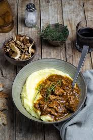 Una volta pronta disponete la polenta sul fondo del. Spezzatino Di Vitello Con Porcini Secchi Tacchi E Pentole