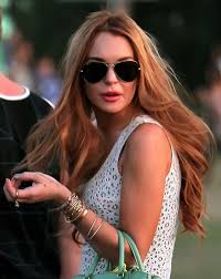 Lindsay Lohans Big Loose Curls Strawberry Blonde Hair Color Lindsay Lohan Hair Blonde Hair Color