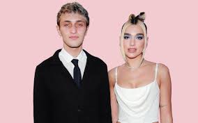The set began in a tube station before transitioning onto the. Dua Lipa Boyfriend Anwar Hadid Their Relationship Timeline