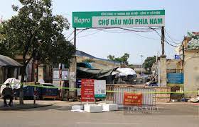 Những tưởng chỉ sắm sửa nhưng chợ tập trung rất đông người tiêu dùng lẻ. Esa M6vfozwlxm