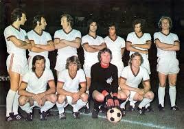 Bayern Munich 1972 73 Debout Beckenbauer Roth Schwarzenbeck Muller Krauthauser Breitner Hoeness Accroupis H Joueur De Football Football Image Foot