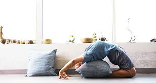 (in this restorative practice, for example, we make use of the same prop setup for a few poses.) i've come to believe that the support of one firm bolster is the following restorative yoga practice aims to minimize construction time and maximize relaxation time. Restorative Yoga Yoga Der Entspannung Der Beste Yogastil