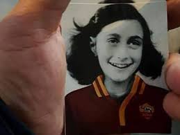 Anna Frank con la maglia della Roma: le foto antisemite degli ultrà laziali 