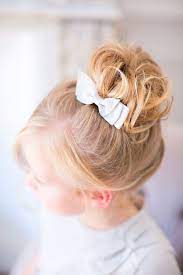 Des Coiffures Pour Petites Filles Qui Vont Vous Faire Craquer J Ai Dit Oui Coiffure Fillette Mariage Coiffure Petite Fille Mariage Chignon Petite Fille