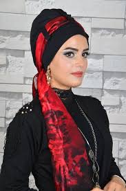 Siyah Kirmizi Desenli Sal Bone Thumbnail Guzel Turban Esarp Kadin