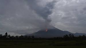 Gunung semeru meletus dan mengeluarkan awan panas, selasa (1/12/2020) dini hari. Kumpulan Berita Gunung Semeru Pvmbg Gunung Semeru Bergemuruh Dan 4 Kali Letusan Asap