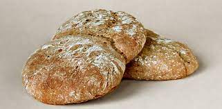 Uova al tegamino con speck e patate arrostite in padella, una uova al tegamino con speck e patate: Ricetta Del Pane Tirolese Speziato Tipico Della Val Pusteria