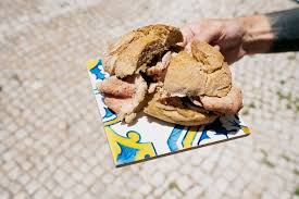 Es una comida típica portuguesa, a mi me enseño hacerla mi abuela, y esta buenisiimoo, en extremadura se suele conocer un poco en algunos sitios por estar muy pegados a portugual, pero en mi pueblo olivenza. Sandwich Bifana Tradicional Portuguesa Sobre Azulejos Tradicionales Portugueses Azulejo Foto Premium