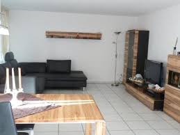 Die wand an der das sofa steht farbig oder doch nur wo die wohnwand. Braune Ledercouch Und Nussbaum Mobel Welche Wandfarbe Passt Farbe Wohnen
