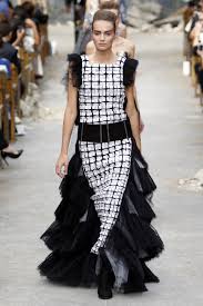 Karl lagerfeld draws designs for textile manufacturer klaus steilmann, during a presentation at the congress center in dusseldorf, west germany on sept. Karl Lagerfeld Fashion 2014 Fashion Trends Fashion Design