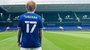 Als voetballer is het ed sheeran niet gelukt, maar de britse zanger komt bij ipswich town nu toch op een andere manier in de spotlights. R84rdbnsndqbsm