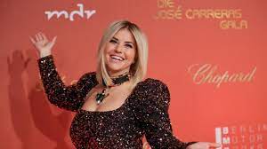 She is known for being a pop singer. Beatrice Egli Eiskalte Kuschelaktion Ihn Lasst Die Schlagersangerin Nicht Mehr Los News De