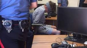 Il vice brigadiere dei carabinieri mario cerciello rega era impegnato in un'operazione in borghese, una delle più pericolose perché, spiega chi le fa, la reazione può arrivare, imprevedibile, in qualunque momento. Omicidio Del Carabiniere Mario Cerciello Rega Il Giovane Americano Bendato In Caserma Perche Dava Testate