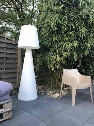 Außenstehleuchten für terrasse und garten. Stehleuchte Weiss Aus Kunststoff Fur Den Garten Die Outdoor Stehlampe Ist Eine Echtes Design Objekt Und Sorgt Fur Eine Garten Stehlampe Stehlampe Design Lampe